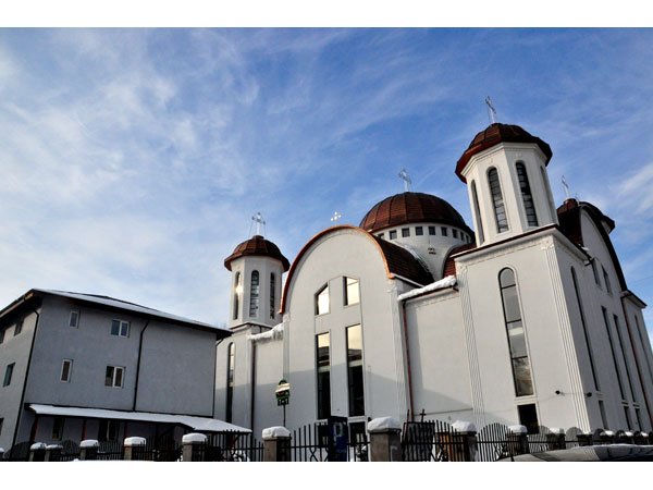 Credinţa nemăsurată a oamenilor a ridicat biserica 103278