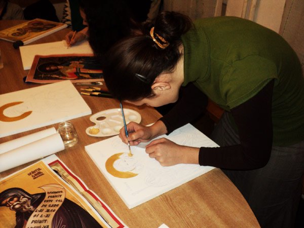 Tinerii învaţă meşteşugul icoanelor 103286