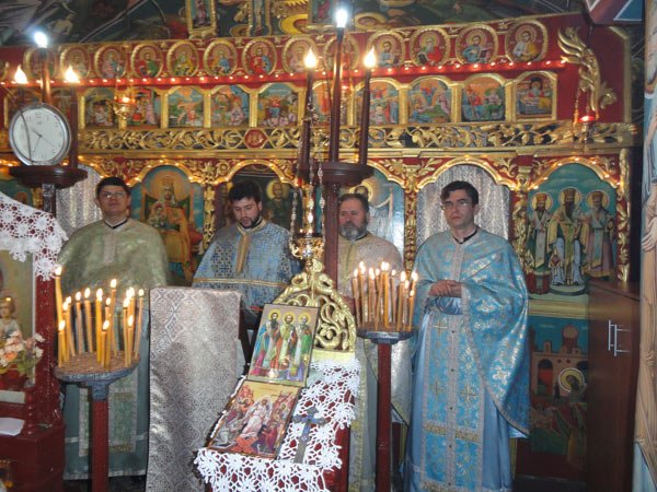 Hramul „Sfinţilor Trei Ierarhi“ în Parohia Foleştii de Jos 103328