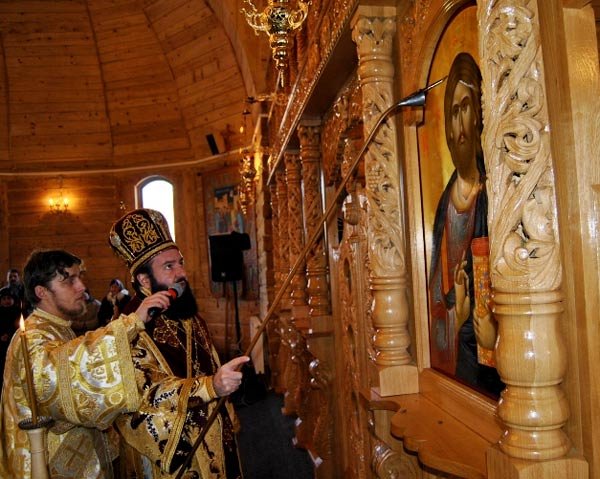 Liturghie arhierească în localitatea Oţelu Roşu 103473