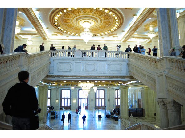 Dialogul, oglindă în care ne putem cunoaşte 103593