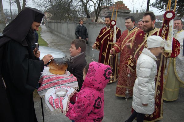 Liturghie arhierească în Parohia Racoviţa 103596