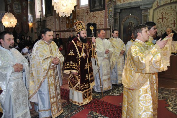 PS Lucian, în mijlocul credincioşilor din Parohia Cârnecea 103597