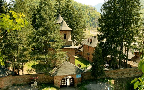 Schitul Cornetu sporeşte rugăciunea din Ţara Loviştei 103833