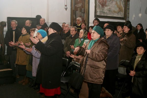 Şapte ani de când un preot le vorbeşte în limbajul mimico-gestual 103891