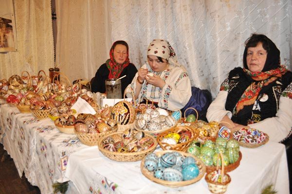 Bucuria încondeierii ouălor într-un festival naţional 104096