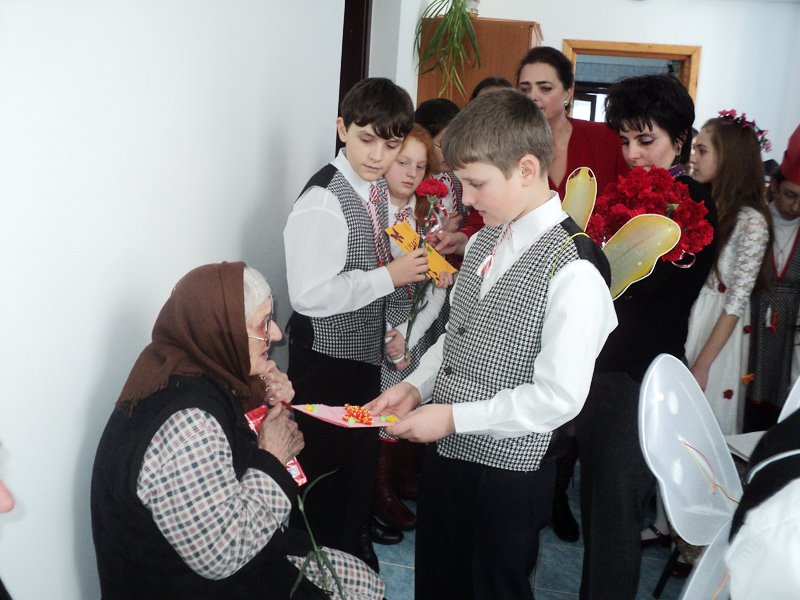 Elevii le-au oferit daruri bătrânilor şi au stat de vorbă cu ei 104105