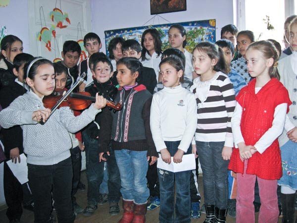 Serbare de 8 Martie în cadrul Centrului „Aripi de lumină“ 104150