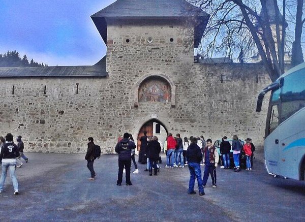 În lupta cu violenţa, credinţa tinerilor va ieşi biruitoare 104188