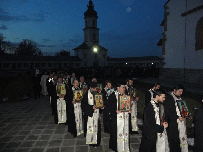 Romaşcanii au luat parte la procesiunea cu sfinte icoane şi moaşte 104236
