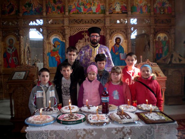 Copiii se pregătesc pentru praznicul Învierii 104296