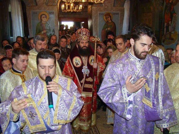 Liturghie arhierească în Parohia Dobrotinet 104324