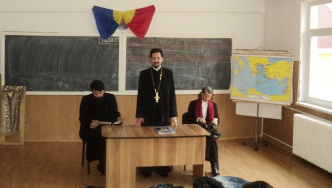 Conferinţă dedicată relaţiei tinerilor cu duhovnicul, la Piatra Neamţ 104407