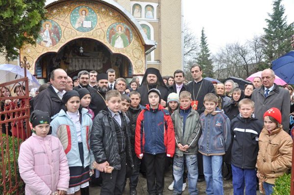 Liturghie arhierească în Parohia Năpradea 104400