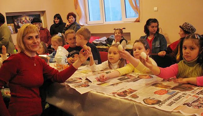 Cursuri de încondeiat ouă, la două biserici ieşene 104480
