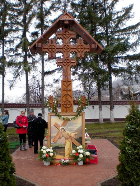 Sfinţirea troiţei în stil maramureşean de la „Sfinţii Voievozi“ 104534