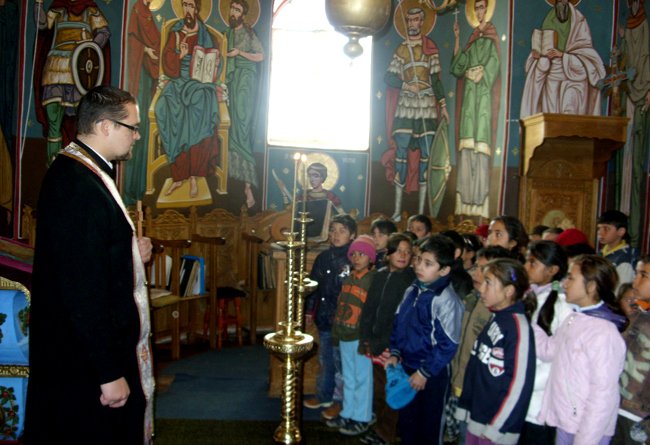 Parteneriat Şcoală-Biserică la Lungani 104552