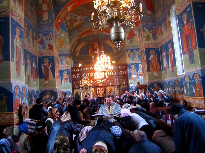 Credincioşii de la Poloboc resimt ajutorul divin în Taina Sfântului Maslu 104608