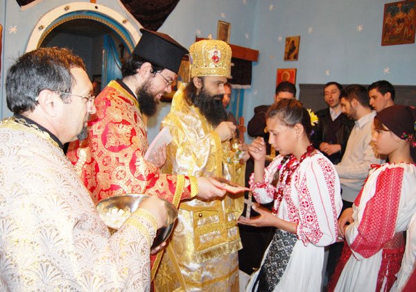 Liturghie arhierească în Parohia Stamora Germană 104704