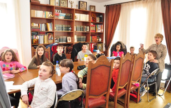 O vatră a copiilor luminaţi de credinţă 104686