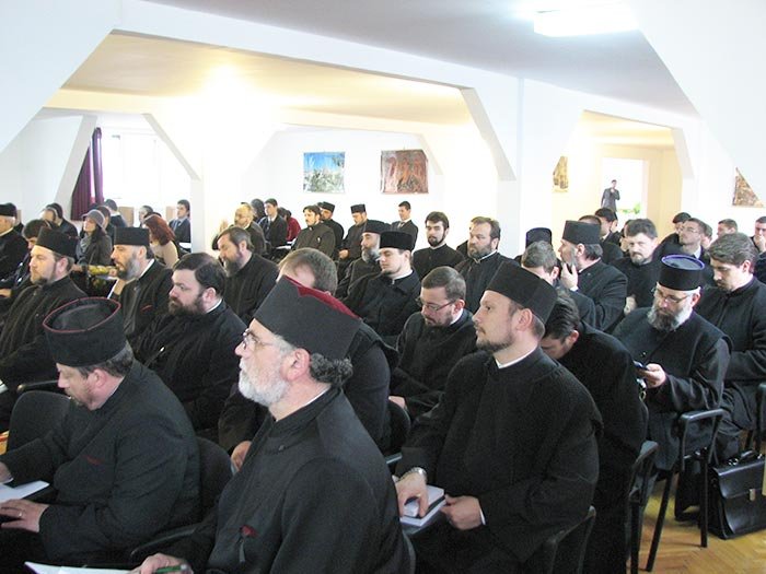 Curs despre tradiţii şi obiceiuri de Florii şi de Paşti la Centrul Eparhial al Arhiepiscopiei Dunării de Jos 104776