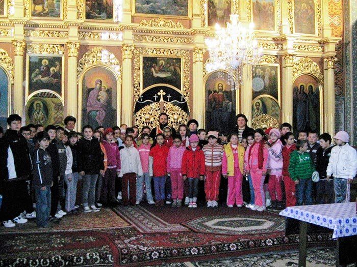 Profesorii şi preoţii din Ineu îi pregătesc pe copii pentru Învierea Domnului 104884