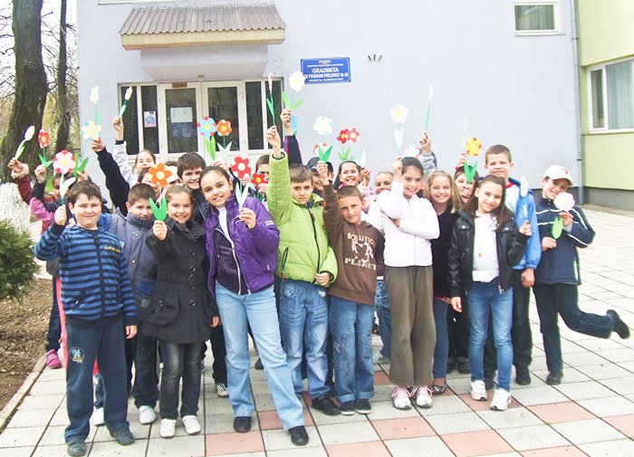 Şcolarii orădeni au confecţionat „Florile prieteniei“ 104909