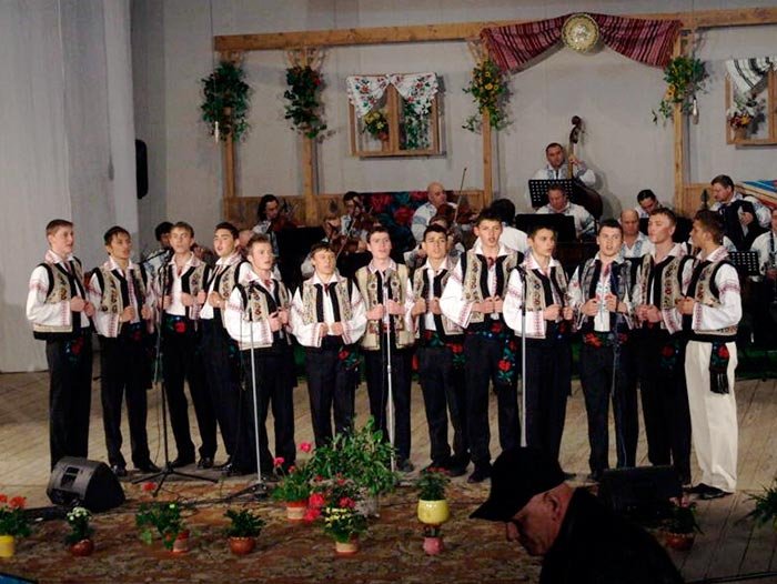 Elevi seminarişti botoşăneni, premiaţi la un festival de folclor 104957