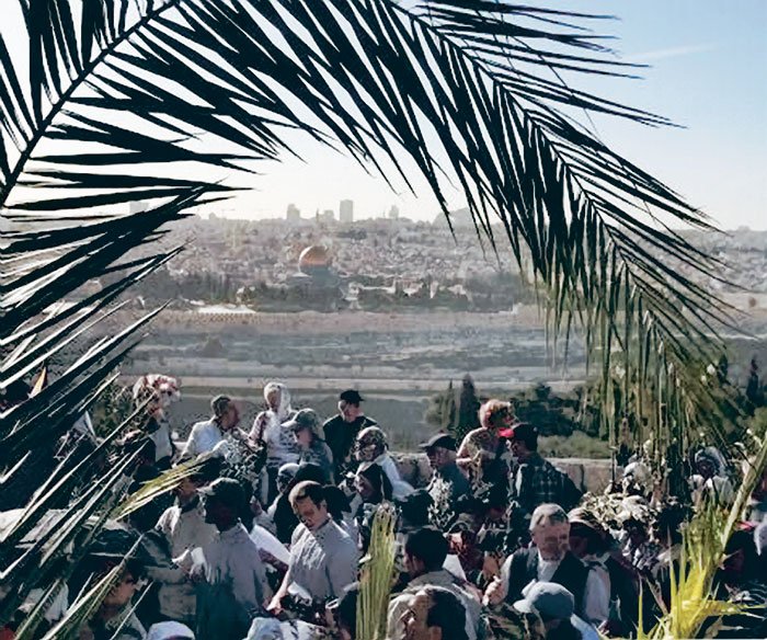 Lumina din inimi: Un pelerinaj închinat Celui care stăpâneşte peste toate 104974