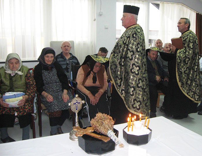 Sfântul Maslu la Unitatea de asistenţă medico-socială din Sălişte 105017