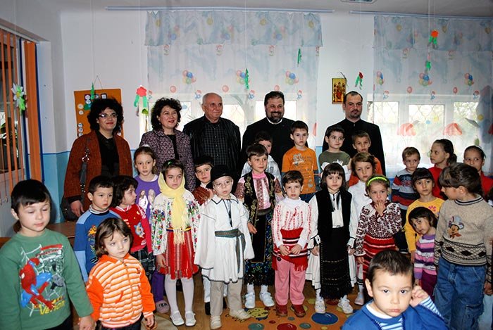 Program artistic la Grădiniţa craioveană „Floare de colţ“ 105043