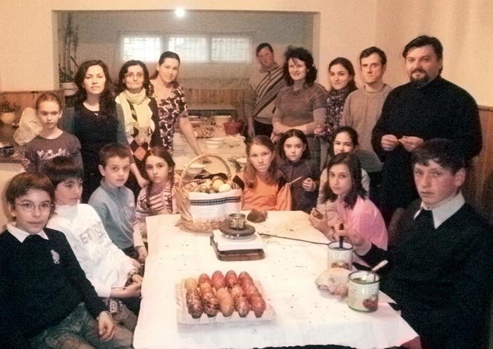 Activităţi dedicate Sfintelor Paşti, la Botoşani şi Roznov 105051