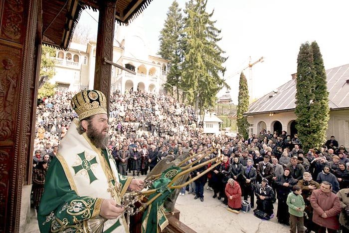 Mii de maramureşeni au sărbătorit Floriile la Rohia 105120