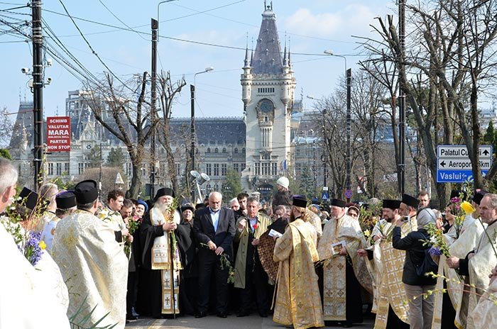Pelerinaj pe străzile oraşelor cu ramuri de salcie şi colinde de Florii 105094