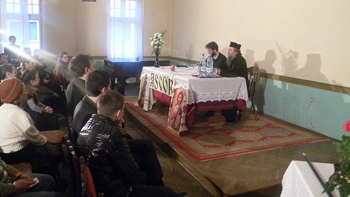 Tinerii, într-o lume secularizată 105117