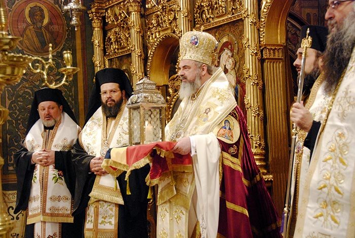 Lumina Sfântă de la Ierusalim va fi adusă de Sfintele Paşti la Bucureşti 105170