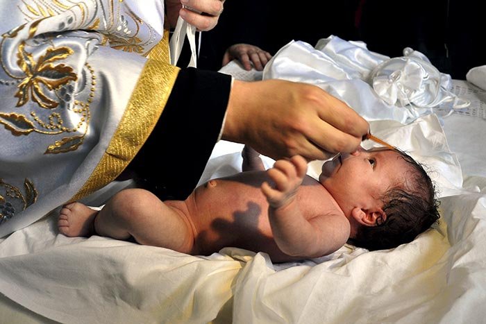 Răspunsuri duhovniceşti: Mirungerea aduce „Pecetea darului Sfântului Duh“ 105266