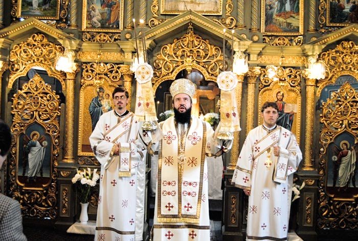Slujbă arhierească la Biserica „Sfinţii Arhangheli Mihail şi Gavriil“ din Reşiţa 105272