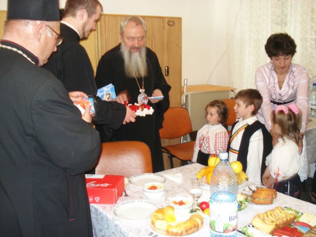 IPS Andrei, în mijlocul vârstnicilor din Mociu 105323