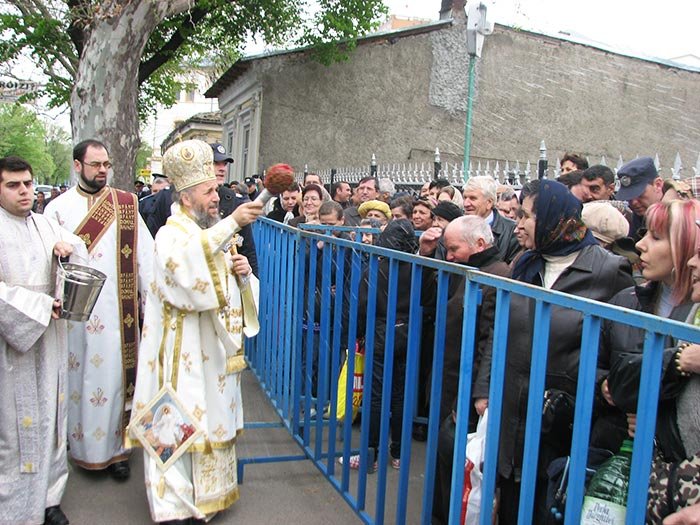 Credincioşii au luat apă din izvorul bisericii 105362