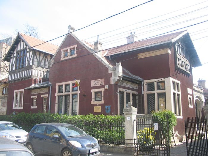 În templul artei, zeiţă e indiferenţa 105365