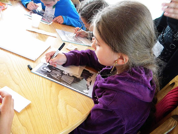 12 copii ai străzii iniţiaţi în arta meşteşugurilor tradiţionale 105407