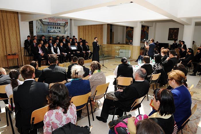 Tinerii cinstesc Botezul şi familia creştină 105495