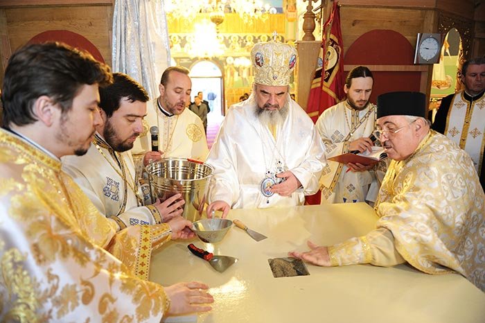 Biserica din Vatra Luminoasă a fost sfinţită 105536