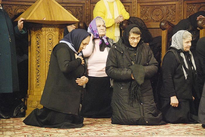 Răspunsuri duhovniceşti: Credincioşii trebuie atraşi sau aşteptaţi la biserică? 105588