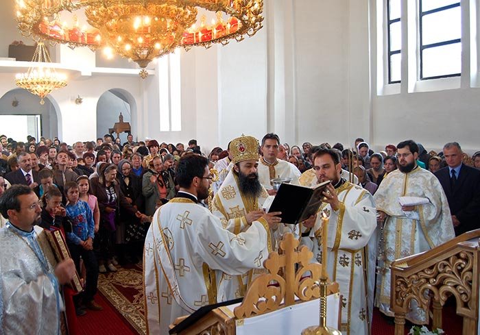 Sfinţirea bisericii din Clopodia, după 70 de ani 105738