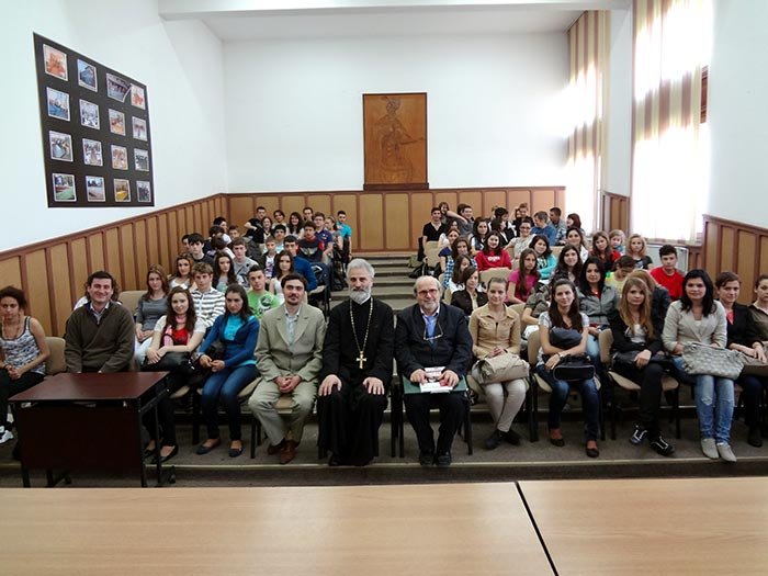 Dialog cu tinerii despre Taina Sfântului Botez la Ploieşti 105787