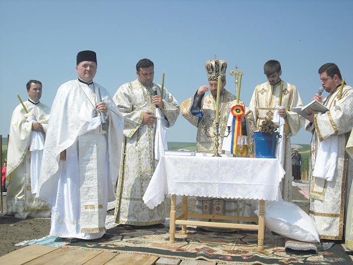 PS Corneliu a sfinţit locul în care se va ridica biserica parohiei Bogdăneşti 105927