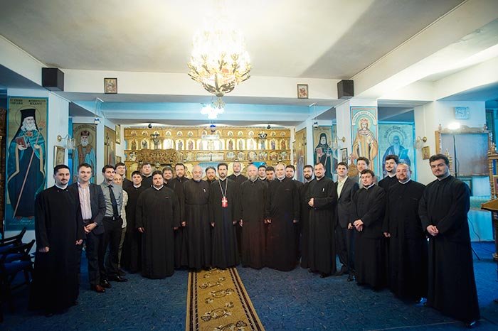 Primii absolvenţi ai învăţământului teologic din Piatra Neamţ s-au revăzut după zece ani 106011