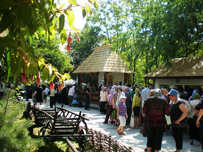 Pelerini la hramul Mănăstirii „Sfântul Ioan Rusul“ 106065